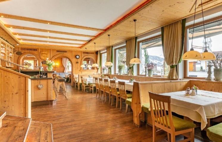 Restaurant Gaestehaus Wiesenheim Uderns Exterior photo